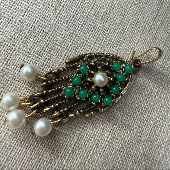VINTAGE SARAH COVENTRY HAMSA PENDANT WITH PEARLS & GREEN STONES - Picture 14 of 17